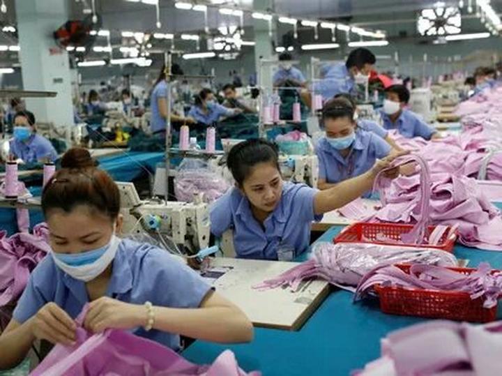 Blouse tay phồng với thiết kế đơn giản và nhẹ nhàng: Blouse tay phồng luôn mang lại